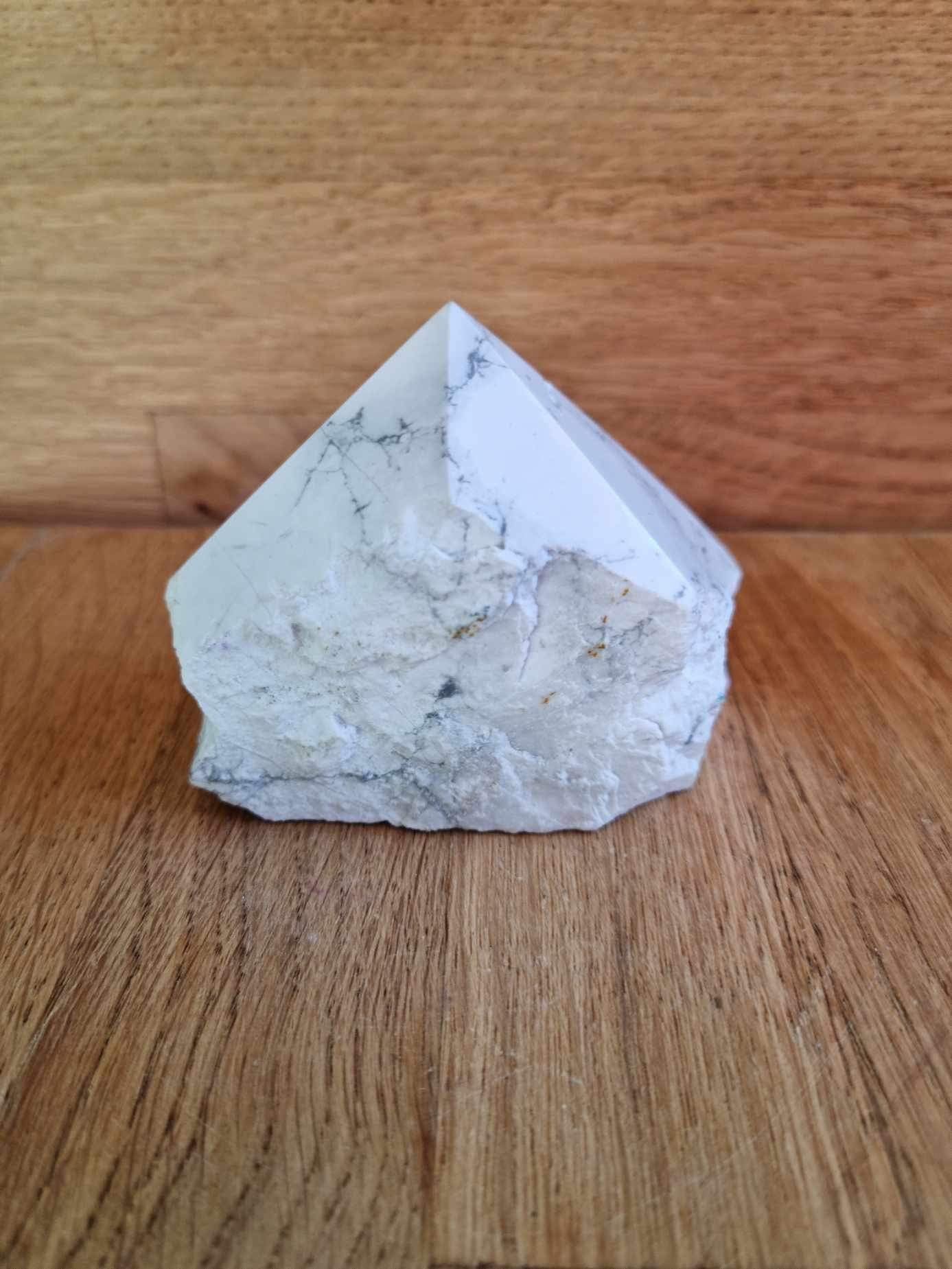 White howlite generator point