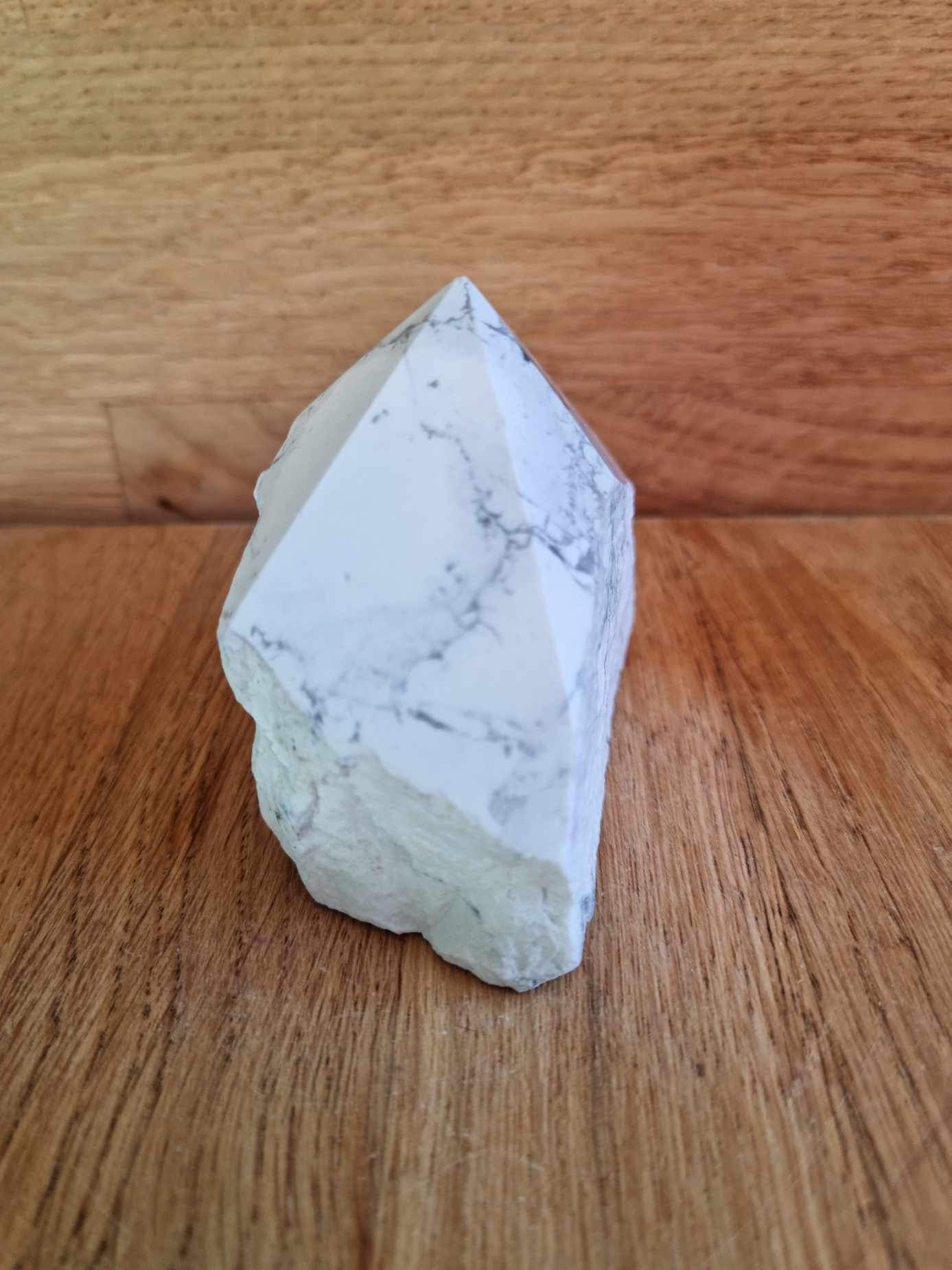 White howlite generator point