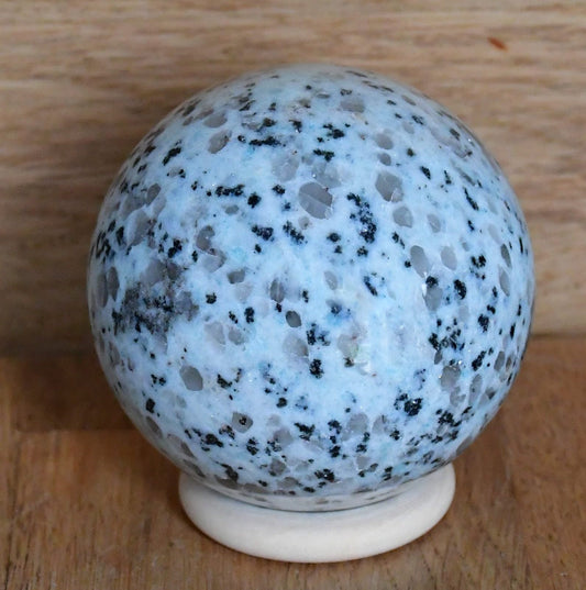 Kiwi Jasper sphere, 7.03cm