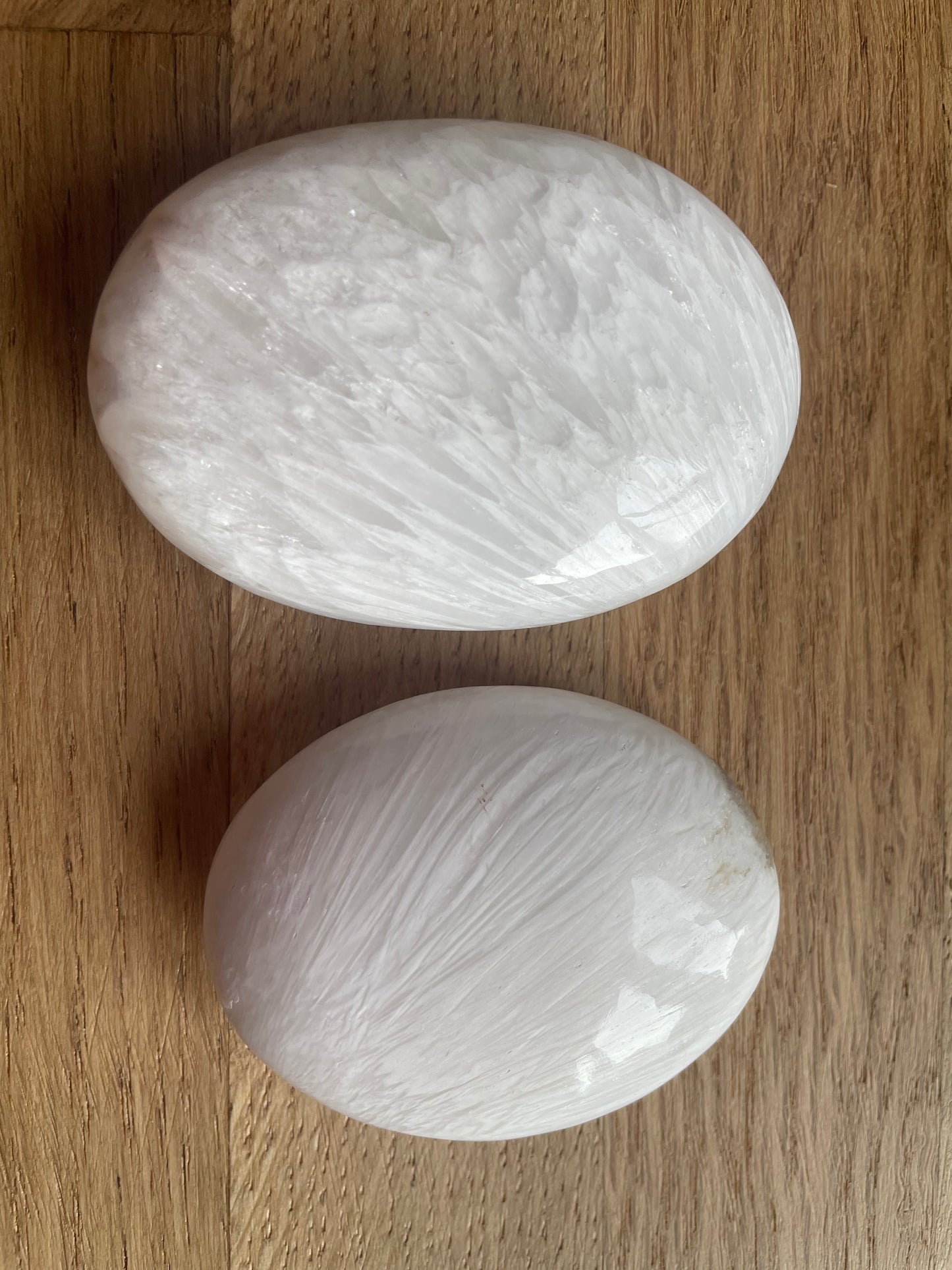 Scolecite palm stone