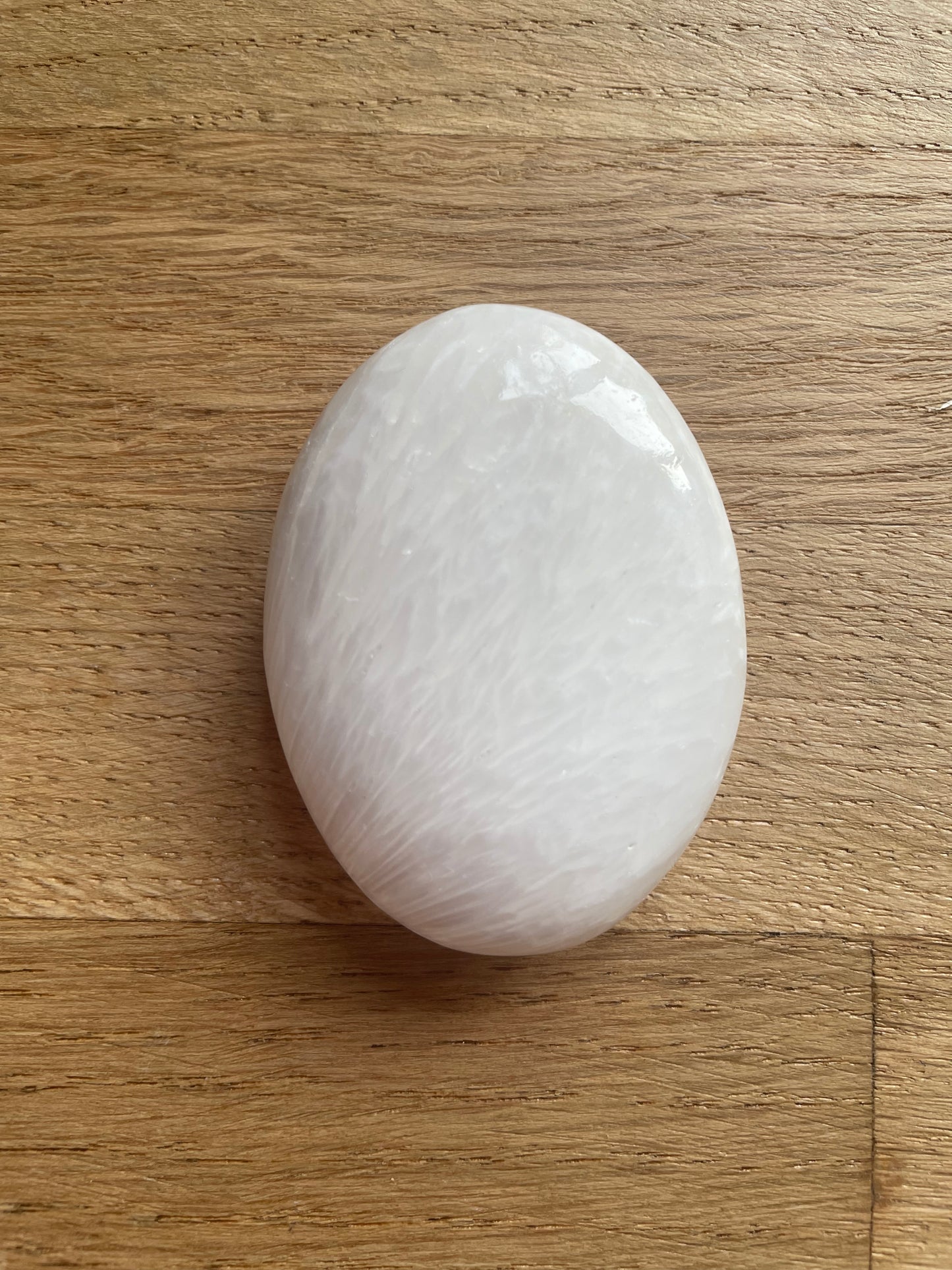 Scolecite palm stone